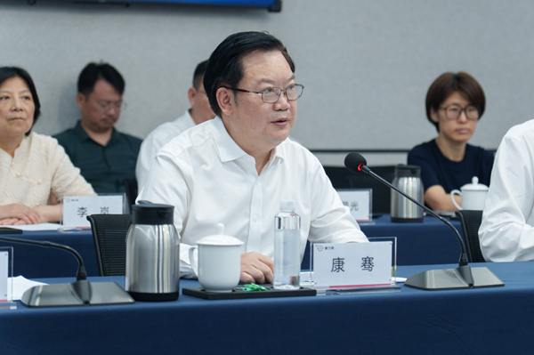 該校黨委書(shū)記康騫講話。重慶理工大學(xué)供圖