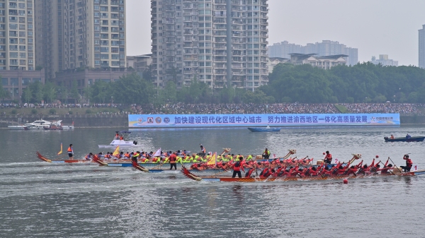 各參賽隊奮勇爭先。李波攝