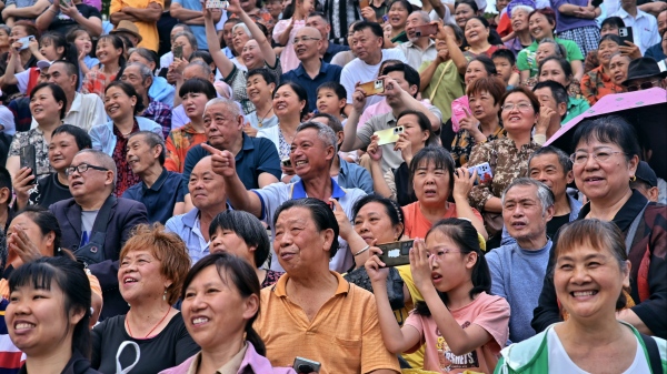 現(xiàn)場觀眾大聲喝彩。李波攝