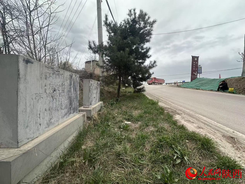 文保碑附近，不時有重型卡車駛出（攝于4月11日）。