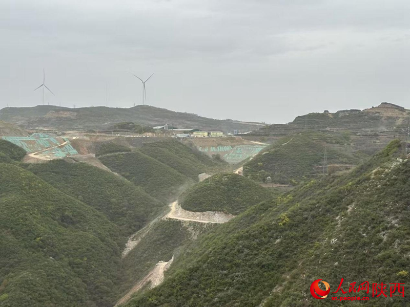 遠眺潤鑫新材料廠區(qū)及周邊，部分土層近乎完全裸露。（攝于4月11日）。