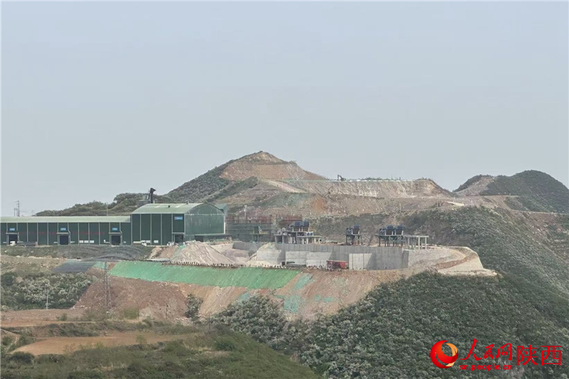 潤鑫新材料廠區(qū)內(nèi)的一座山頭已被削平，隱約可見挖掘機作業(yè)（攝于4月23日）。