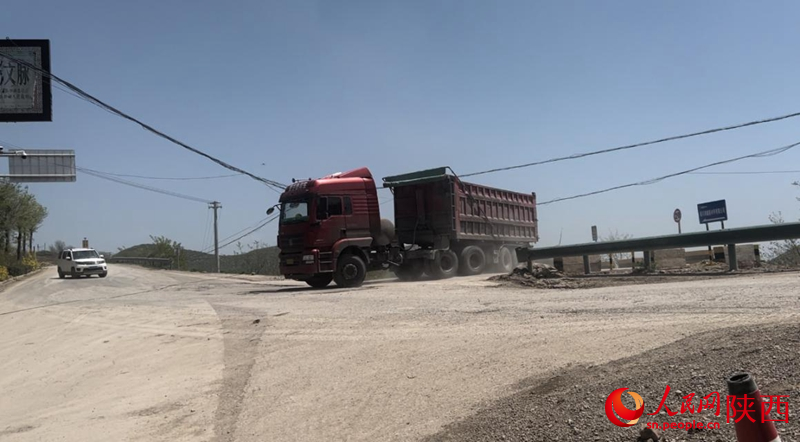 一輛重型卡車從潤鑫新材料廠區(qū)駛出（攝于4月23日）。