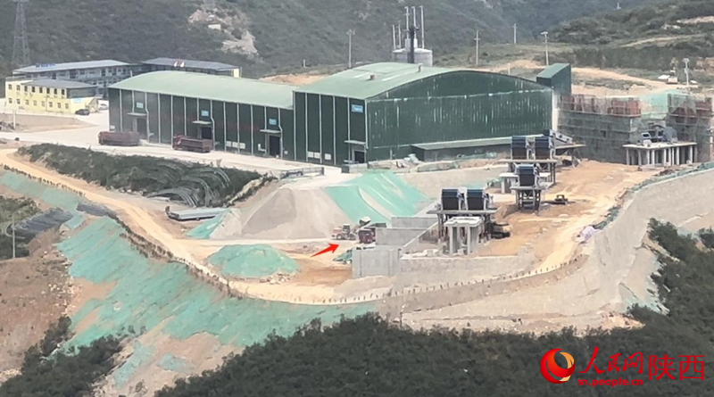 廠區(qū)內(nèi)，一輛鏟車正在進行裝車作業(yè)（攝于5月16日）。