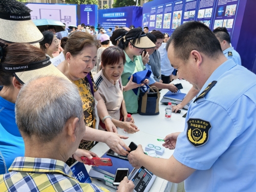 市民現(xiàn)場咨詢。徐雯瑄攝