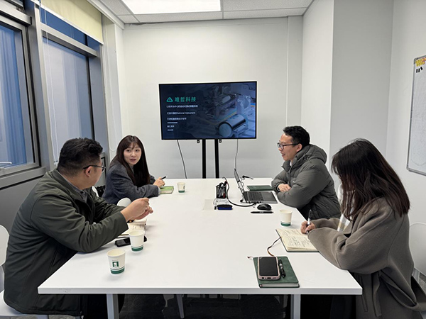 運(yùn)營(yíng)中心走訪唯哲科技。兩江新區(qū)明月湖數(shù)字科技產(chǎn)業(yè)知識(shí)產(chǎn)權(quán)運(yùn)營(yíng)中心供圖