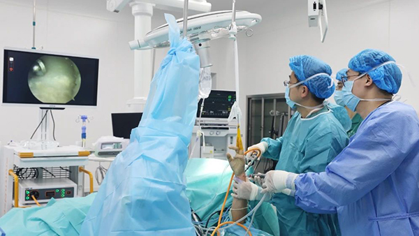 陳賢明團隊手術中。重慶西區(qū)醫(yī)院供圖
