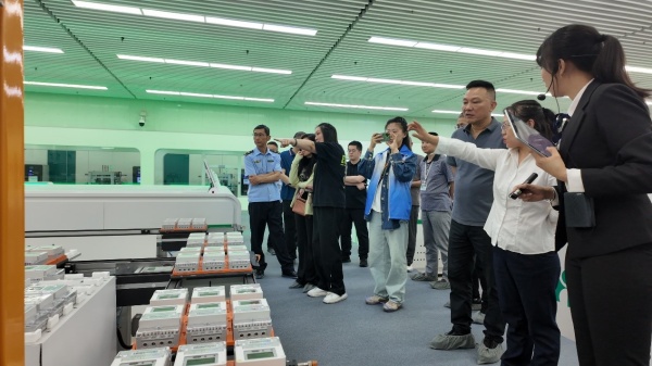 參觀團(tuán)參觀自動(dòng)化檢定流水車間。賀婷婷攝