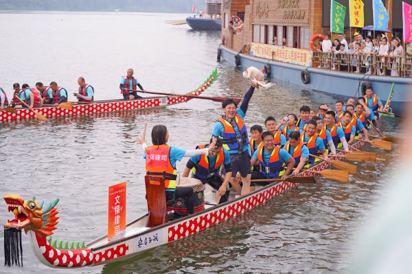龍舟搶彩頭（資料圖）?；顒又鬓k方供圖