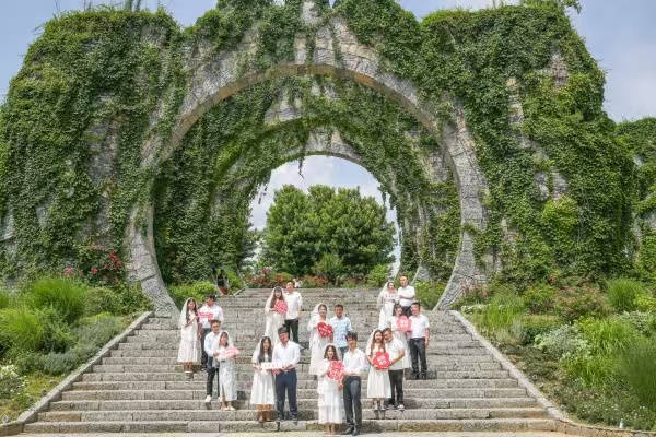 新人合影。酉陽縣民政局供圖