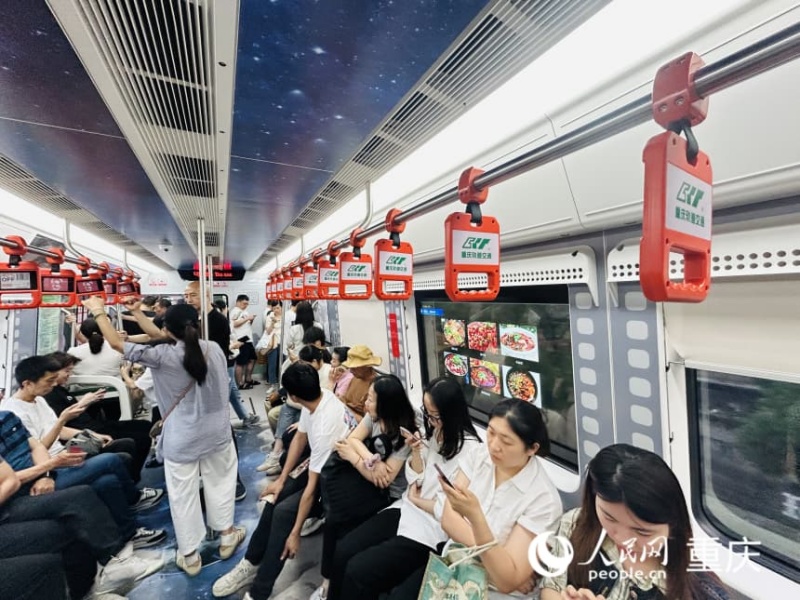 重慶軌道交通2號線列車車窗變身科技感顯示屏。人民網(wǎng)記者 劉祎攝