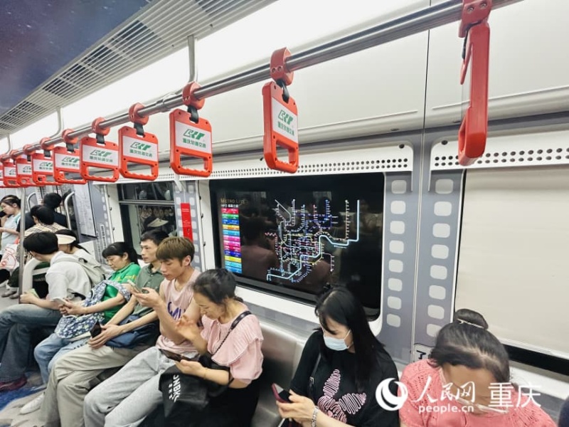 重慶軌道交通2號線列車車窗變身科技感顯示屏。人民網(wǎng)記者 劉祎攝
