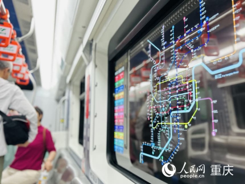 重慶軌道交通2號線列車車窗變身科技感顯示屏。人民網(wǎng)記者 劉祎攝