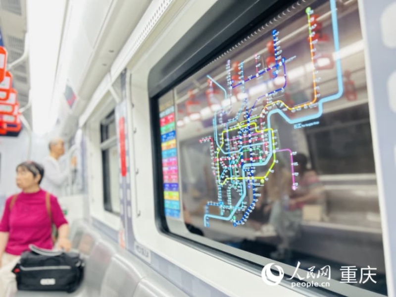 重慶軌道交通2號線列車車窗變身科技感顯示屏。人民網(wǎng)記者 劉祎攝