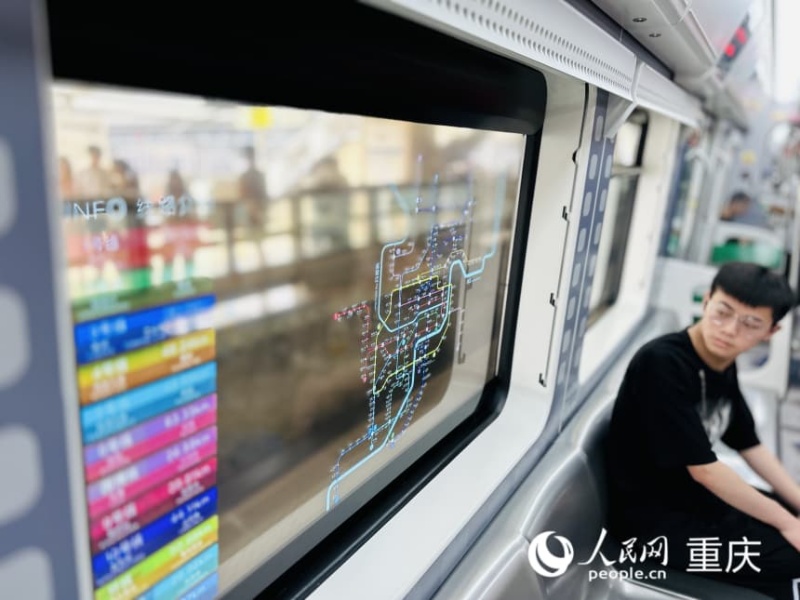 重慶軌道交通2號線列車車窗變身科技感顯示屏。人民網(wǎng)記者 劉祎攝