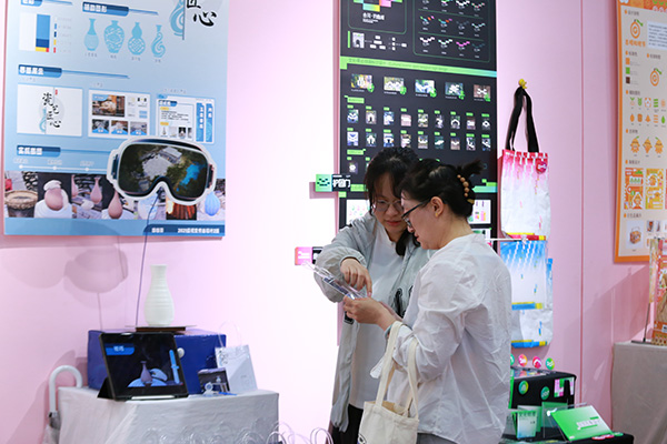 畢業(yè)展現(xiàn)場。張?jiān)磾z