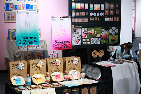 畢業(yè)展現(xiàn)場。張?jiān)磾z