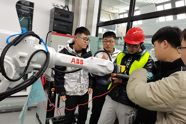 重慶市職業(yè)技能公共實訓(xùn)中心組織高校畢業(yè)生技能實訓(xùn)。重慶市人力社保局供圖