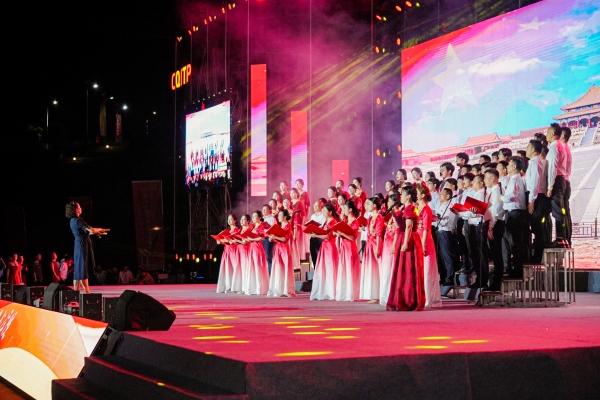 師生合唱團演出。重慶工貿(mào)職業(yè)技術(shù)學(xué)院供圖