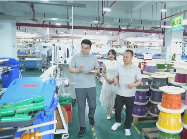 萬(wàn)州經(jīng)開(kāi)區(qū)企業(yè)專(zhuān)員走訪企業(yè)了解需求。李澤鴻攝