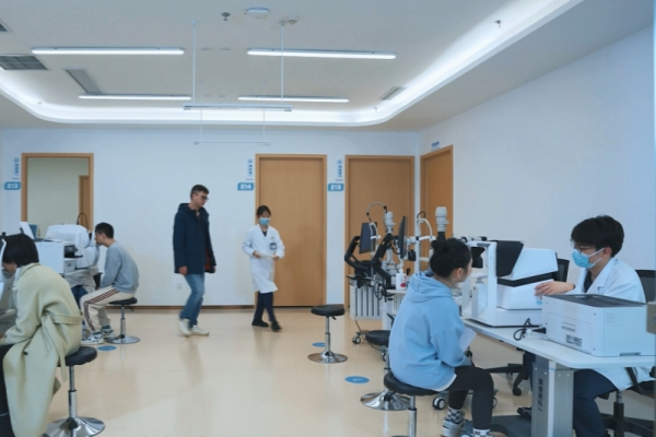 檢查中。重慶渝州眼科醫(yī)院供圖