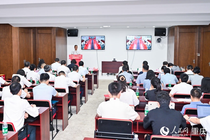 人民網(wǎng)與重慶文化旅游集團通過視頻連線的方式，聯(lián)合舉辦“跟著總書記讀好書”主題黨日活動。鄒樂攝