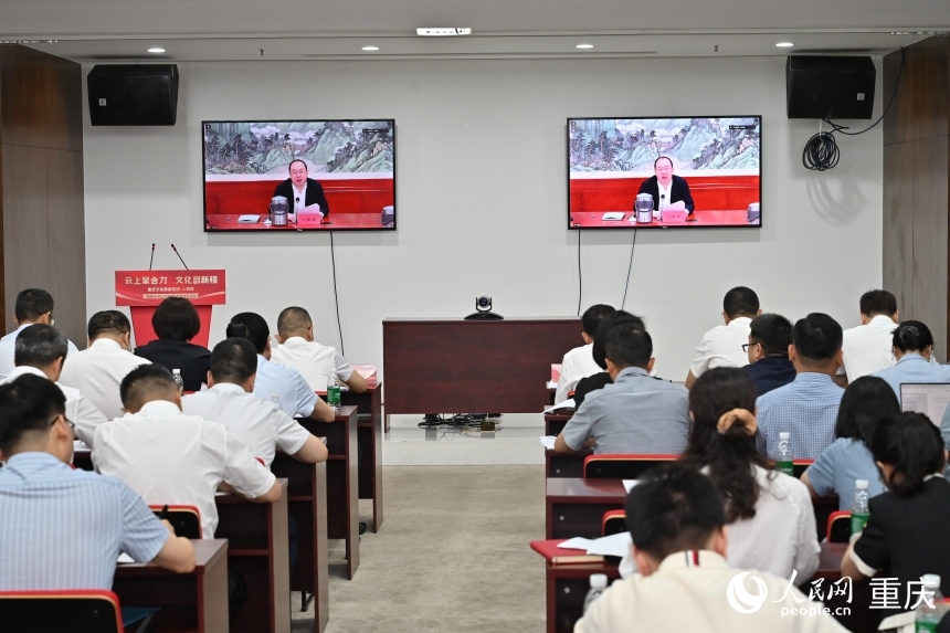 人民網(wǎng)黨委書記、董事長、總裁葉蓁蓁通過視頻連線的方式主持會議并發(fā)言。鄒樂攝