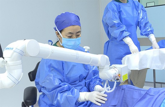 張奕霞實(shí)施角膜屈光手術(shù)聯(lián)合新型角膜膠原交聯(lián)術(shù)。重慶南坪愛(ài)爾眼科醫(yī)院供圖