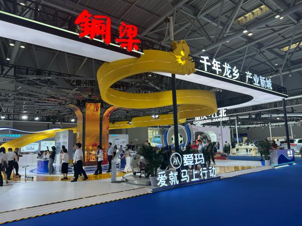 銅梁展廳吸引游客扎堆。黃亞輝攝