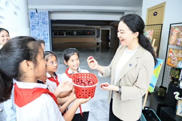 該校黨支部書記、校長謝曉梅與學(xué)生互動交流。博雅小學(xué)供圖
