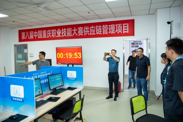 校領(lǐng)導(dǎo)帶隊指導(dǎo)賽前籌備工作。重慶工貿(mào)職業(yè)技術(shù)學(xué)院供圖