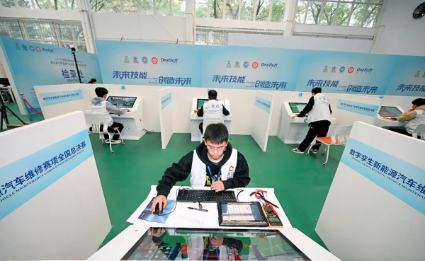 2024“一帶一路”暨金磚國家技能發(fā)展與技術(shù)創(chuàng)新大賽之?dāng)?shù)字孿生新能源汽車維修賽項全國總決賽掠影。重慶工貿(mào)職業(yè)技術(shù)學(xué)院供圖