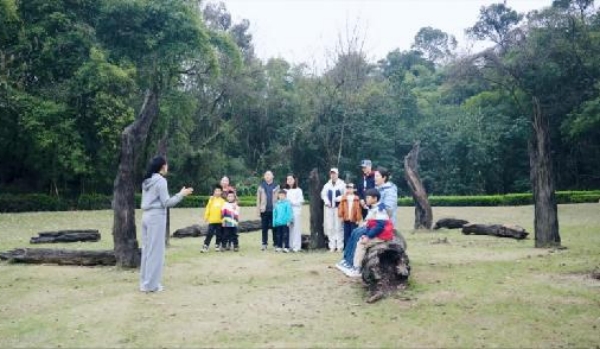 組織家庭參與戶外心理療愈活動。金山學校供圖