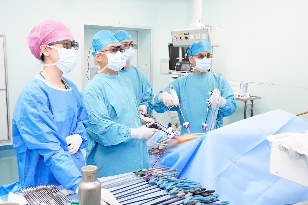 專家手術(shù)中。 重慶大學(xué)附屬腫瘤醫(yī)院供圖