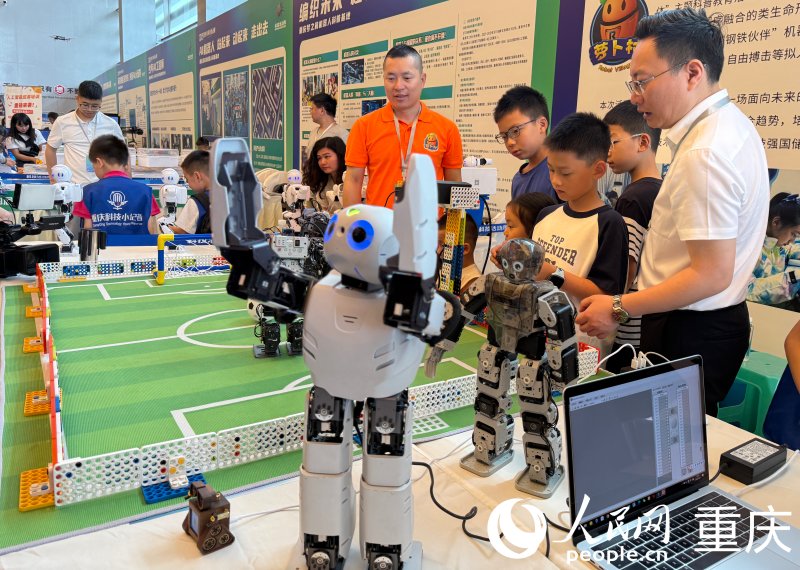 青少年現(xiàn)場(chǎng)體驗(yàn)科技的魅力。人民網(wǎng)記者 胡虹攝