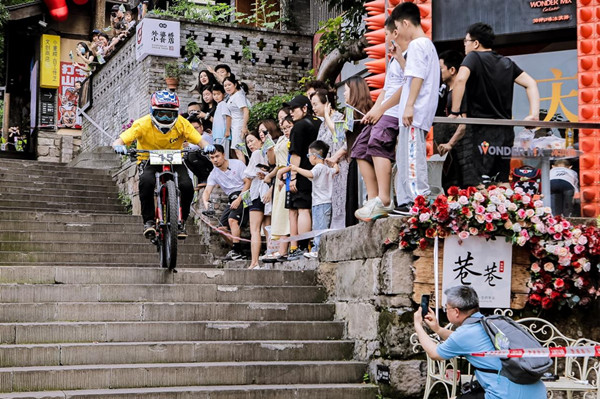 第三屆山城巷速降自行車大賽吸引眾多游客圍觀?；顒臃焦﹫D