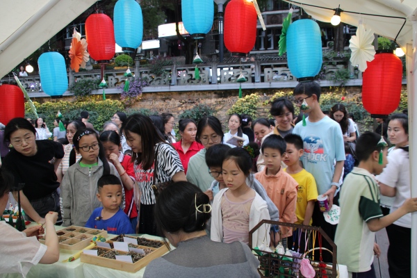 排隊參與制作中藥香囊。譚登帆攝