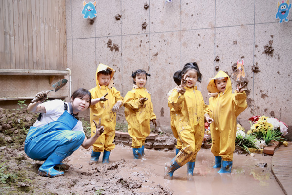 鶯花巷幼兒園利用每個(gè)角落為孩子打造游戲場(chǎng)所。唐文蕤攝