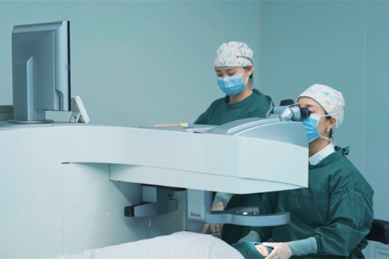 手術(shù)中。重慶渝州眼科醫(yī)院供圖