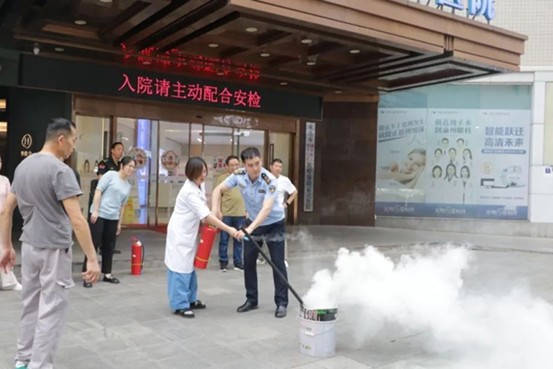 撲滅模擬“火源”。重慶渝州眼科醫(yī)院供圖