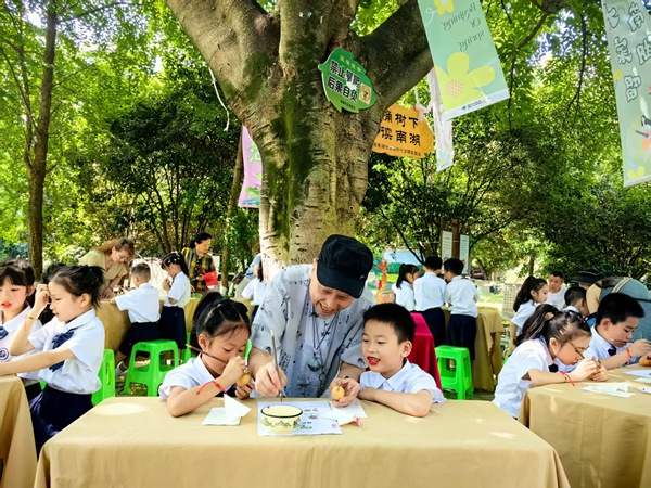 小朋友們體驗(yàn)葫蘆畫(huà)。任峰攝