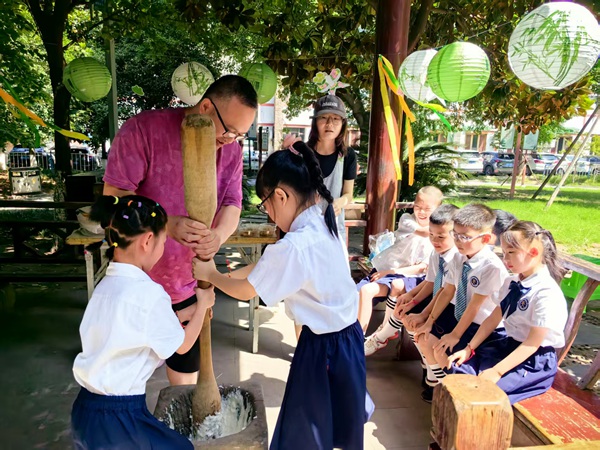 現(xiàn)場(chǎng)打糍粑。任峰攝