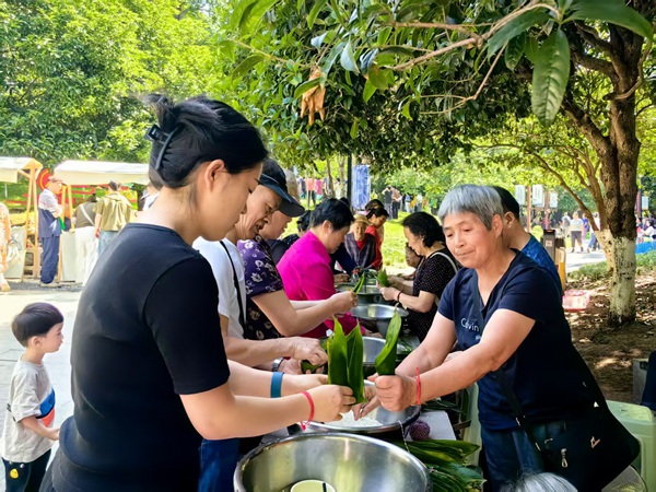 一起包粽子。任峰攝