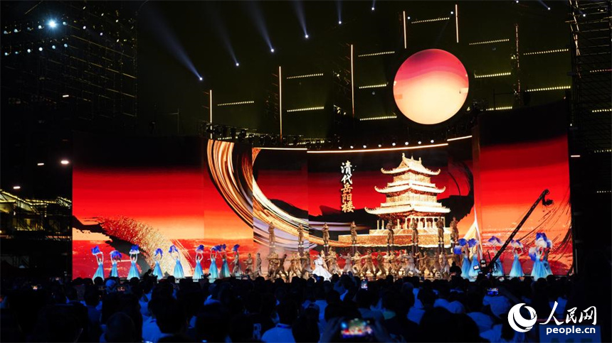 融合虛擬技術與大屏幕視覺呈現(xiàn)不同朝代的岳陽樓。人民網(wǎng)記者 吳茜薇攝