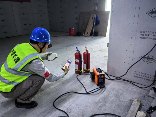 胡仕元開(kāi)始準(zhǔn)備電焊作業(yè)。任峰攝