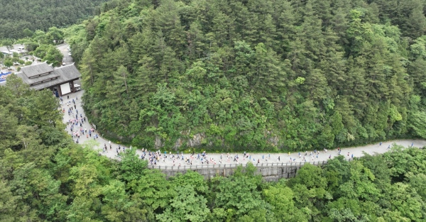 武陵山大裂谷風(fēng)景優(yōu)美。主辦方供圖