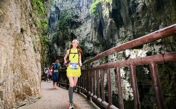 選手在峽谷中奔跑。主辦方供圖