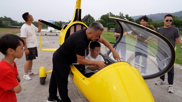 家庭專屬的模擬飛行駕駛艙體驗(yàn)。大足臺(tái)供圖