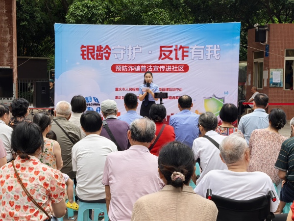 現(xiàn)場開展有獎知識問答。龍山街道供圖