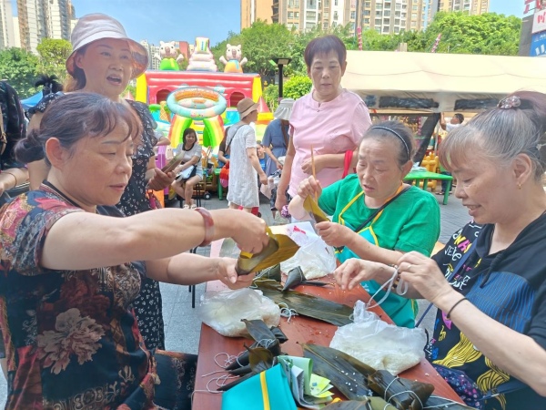 活動(dòng)現(xiàn)場(chǎng)，街道議事代表與居民代表一同包制“廉心粽”。天竺路社區(qū)供圖